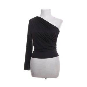 Svart one shoulder topp - As najs svart one shoulder topp helt perfekt bara använd en gång så som ny!!!!🔥🔥🔥
