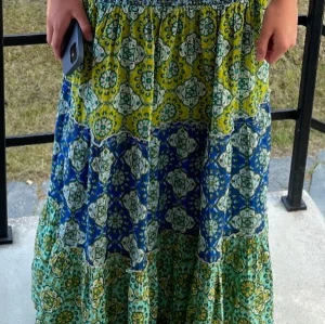 Färgglad långkjol med mönster - Jag säljer en jättefin långkjol från Zara som bara använts ett fåtal gånger. Den passar perfekt nu till sommaren och varmare väder!☀️💕