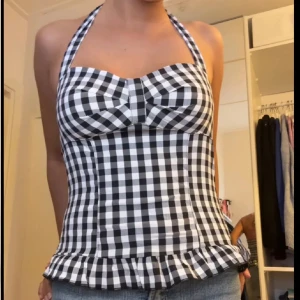 Rutig topp! - Jättefin rutig topp. säljer för den är för stor🥰 bilderna är lånade!!