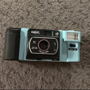  Wizen 850s  - En blå Wizen 850S kamera med 38mm F4 objektiv. Perfekt för dig som vill få till dom där drömmiga reteobilderna 