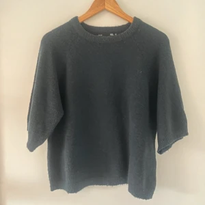 Marinblå stickad T-shirt - Marinblå stickad T-shirt🤩
