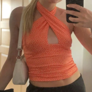 Orange topp - Orange topp med vita små blommor. Från BikBok i storlek XS. I bra skick🧡
