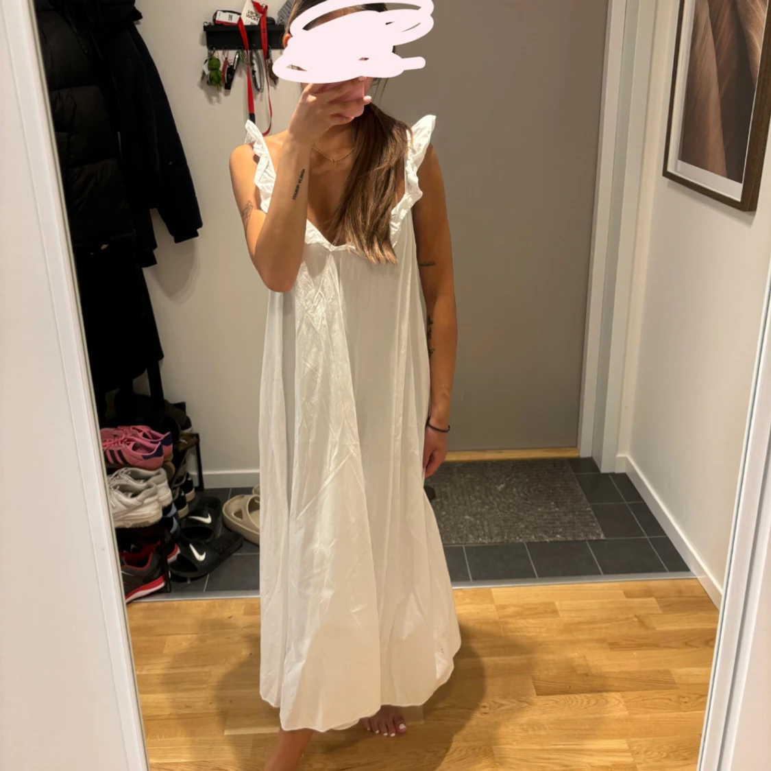 Vit långklänning med volangaxlar