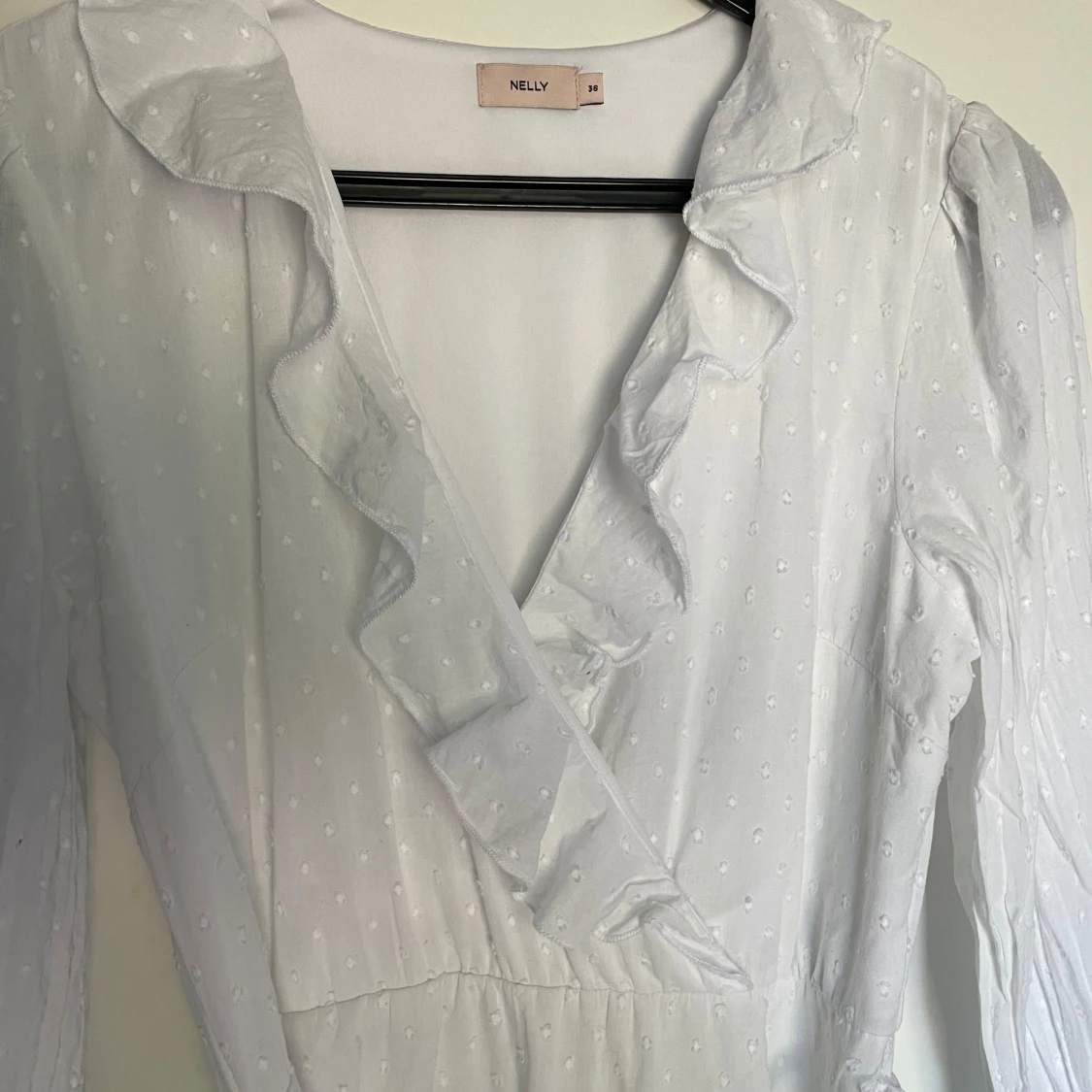 Vit omlottklänning med volang från Nelly - 2