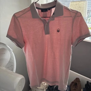 Rosa pikétröja Sail Racing XS - Fint skick perfekt till sommaren! Strl xs! Skickas samma dag!