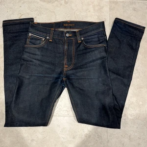 Nudie Jeans - Säljer dessa fina Nudie jeans som är Japan dry selvage. Över tid och användning så får jeansen en fin fade som ni kan se på sista bilden. Modellen är Lean Dean. Nypris är runt 2300 kr. Vid frågor, funderingar eller prisförslag är det bara att skriva. De är nästan helt nya!
