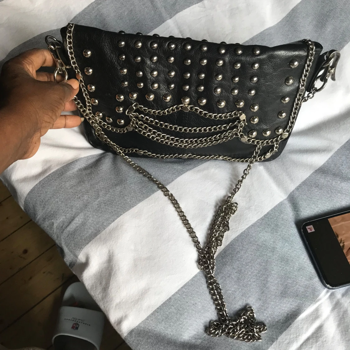 Svart axelväska med nitar och kedjor - 1