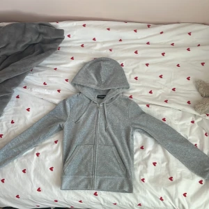 Juicy Couture Zip-Up - Säljer en grå juicy couture zip-up, har har knappt använda den och den har inga slitningar eller skador. Den är superskön att ha som myskläder men också jättefin till vardaglig användning💗💗
