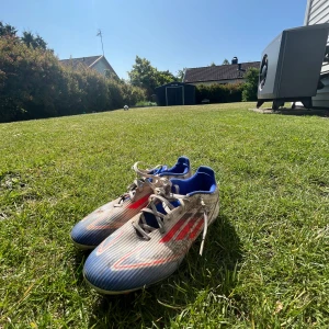 Adidas f50  - Adidas fotboll skor sköna för dig som vill ha lätta och snygga fotboll skor. 