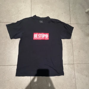 Diesel vintage t-shirt - Det är en vintage diesel t shirt med loggan BE STUPID FOR SUCCESFUL LIVING. Det står att storleken på tröjan är one size och att ”if it is too big eat more. If to small. Diet”. Jag skulle säga att tröjan är i storlek S. Tröjan är i väldigt bra skick. Hör av dig om du har någon fråga.