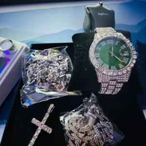 Klocka och armband och halsband - Det handlar inte om tiden du har det handlar om hur isen glittrar när du kollar den ❄️💎