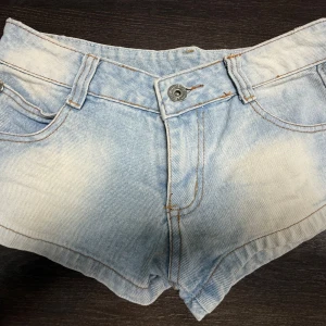 Jeans shorts  - Snygga ljusblå jeansshorts, jättefina nu till sommaren. Midjemåttet rakt över är 34 cm. Obs! Jag är på semester och kan därmed skicka tidigast 28/6💓