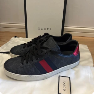 Gucci ace svart - Säljer ett par gucci ave svart. Skicket är 10/10 dem är knappt använda. Kan gå ner i pris vid snabb äffar