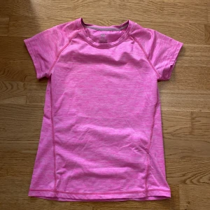 Rosa sport-tshirt från H&M - 💕Säljer en rosa sport-tshirt från H&M med korta ärmar. 💕