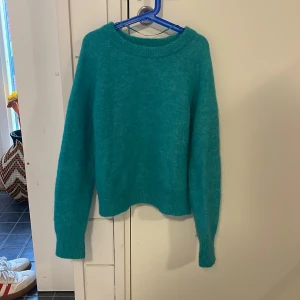 Turkos stickad tröja från C.W. - Mysig turkos stickad tröja från C.W. i storlek XXS. Tröjan har en klassisk rund halsringning, långa ärmar och ribbade muddar vid ärmslut och nederkant. 