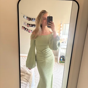 Adoore Reno Dress - Adoore klänning med deras signatur ärmar!! Helt magiska😍I kombination med scrunch detalj vid midjan ger den en otrolig siluette!! Endast använd en gång.  Säljs inte längre i denna fantastiska gröna färg Nypris 1695kr säljer för 1500kr  Storlek 34