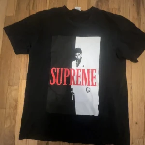 SUPREME X SCARFACE - Säljer nu denna supreme t-shirt då den har blivit för liten. Köpt på grailed för ett par år sedan.  Om du har några funderingar så behöver du inte tveka att höra vad dig!