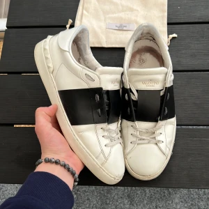 Valentino open - Bytes mot mörkblå eller köpes  Svart. Självklart äkta! Size 44,5 Skick 8/10. Färgsläpp i skorna men syns inte vid användning.