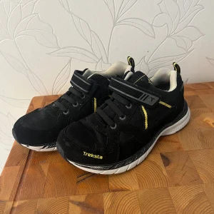Svarta barn sneakers med gröna detaljer - Säljer ett par nästan oanvända treksta sneakers i storlek 34, super fint skick!! Nypris 500kr