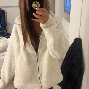 Vit teddyjacka från 157, storlek XS - Mysig vit teddyjacka från lager 157 i storlek XS. Jackan har dragkedja framtill, två fickor och är tillverkad i fluffigt teddy-material. Använd ett par gånger men inga defekter💕