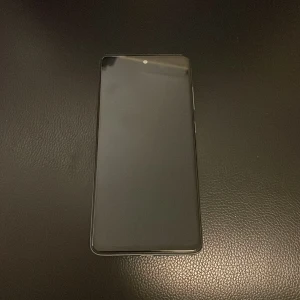 Ljusblå Samsung A52s 128GB - Det är fult fungerande Samsung A52s i färgen ljusblå/turkos. Mobilen har 128GB lagringskapacitet och 5 G. Det finns några små osynliga repor på skräm en som enbart syns när skärmen är avstängd och ligger under stark ljus. Annars inga defekter. 