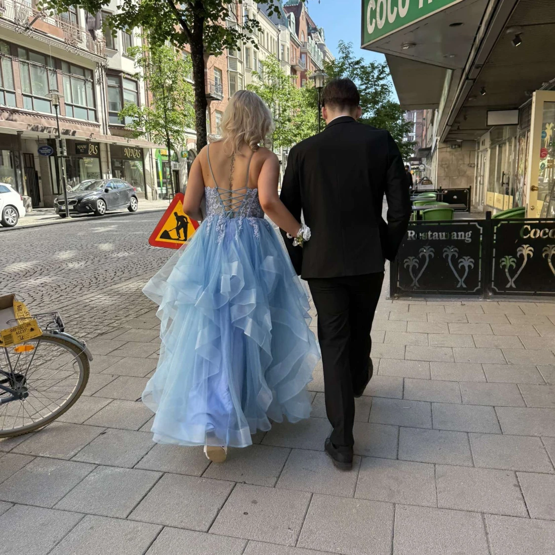 Blå långklänning med spets och volanger - 2