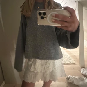 Vit volangkjol med struktur - Supersöt vit kortkjol med volanger och struktur i tyget. 😍💞 #sthlmstil #sommarkjolar