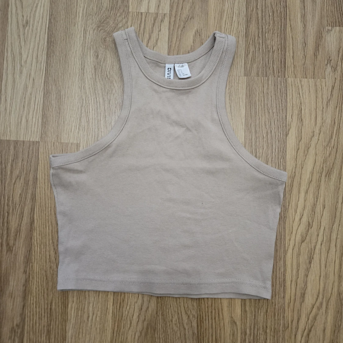 Beige ribbad croppad linnetopp