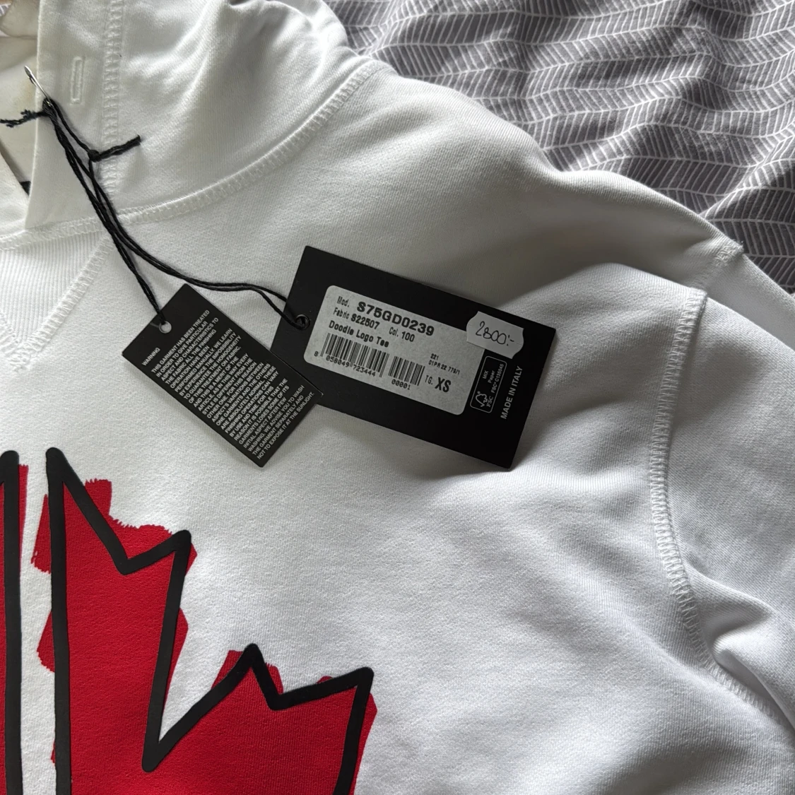 Vit hoodie från Dsquared2 med lönnlöv - 1