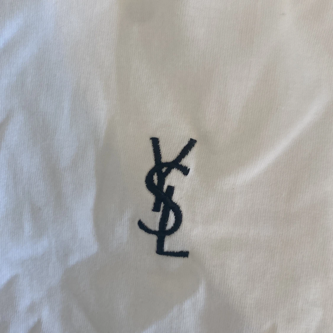 Vit t-shirt med YSL-logga - 1