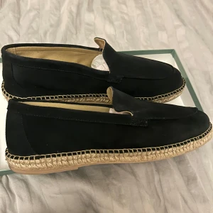 Espadrillo Loafers - Snygga marinblå espadrillos i mocka från BOBBIES Paris, storlek 43. Perfekta för en chill vibe under sommaren. Knappt använda så inga defekter elr liknande. 
