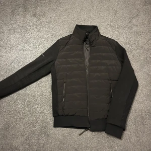 Cardigan  - Cardigan|| sjukt snygg|| prefekt till sommarkvällar|| inga defekter|| skick 8/10|| strl M|| modellen är 183|| hör av er vid funderingar😀