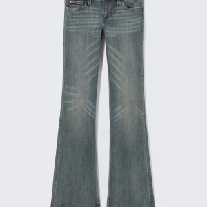 Bootcut jeans i ljusblå denim - W26/L30 Snygga bootcut jeans i ljusblå denim med slitningar och klassisk femficksmodell. Jeansen har en lätt utsvängd passform nertill och subtila detaljer vid fickorna. Perfekta för en avslappnad och trendig look.OBS de är mer blå i verkligheten 