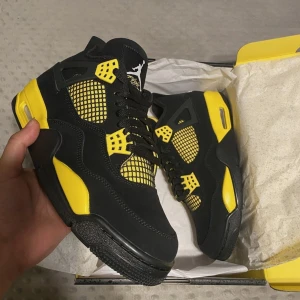  Air Jordan 4 Thunder⚡️⚡️ -  Jordan 4 i svart och gul färg⚡️Skorna har snörning, synlig Air-sula och Jumpman-logga på plös och sula🏃‍➡️. Ovandelen är i mocka och syntet, perfekt för dig som vill sticka ut med en ikonisk sneaker.✨✨ FÖR BÄTTRE PRIS GÖR EN SNABB AFFÄR❗️❗️