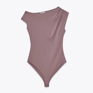 Lila bodysuit från Zara - Supersnygg lila bodysuit från Zara i storlek S🫶🏻 Köptes för 230kr! Superfint skicka utöver den klippta lappen som visas i bilden!