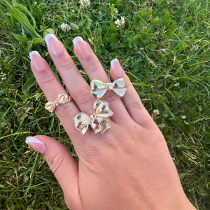 Guldiga rosett ringar  - Stora 99kr styck små 89kr styck 🍒