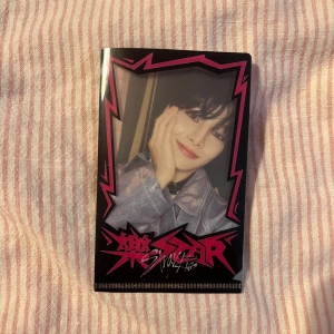 Skz rockstar i.n photocard sleeve/holder - Från nemo albumet, köpt 2023, öppning på höger sida! Jeongin photocard följer INTE med🫶🏻