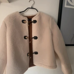 Beige teddyjacka med snygga spännen - säljer min jätte fina jacka från Zara pågrund av att den tyvärr är för liten,den är i storlek S❤️