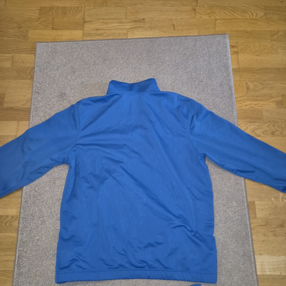 Blå träningsbyxor från Nike. Storlek L har änvänd den 3 gånge barar - 2