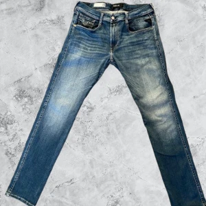 Replay Ambass W34 - Snygga blå jeans från Replay Anbass med grym passform.  Klassisk design med dragkedja och knapp. Perfekta för en stilren look 🌟🍾!