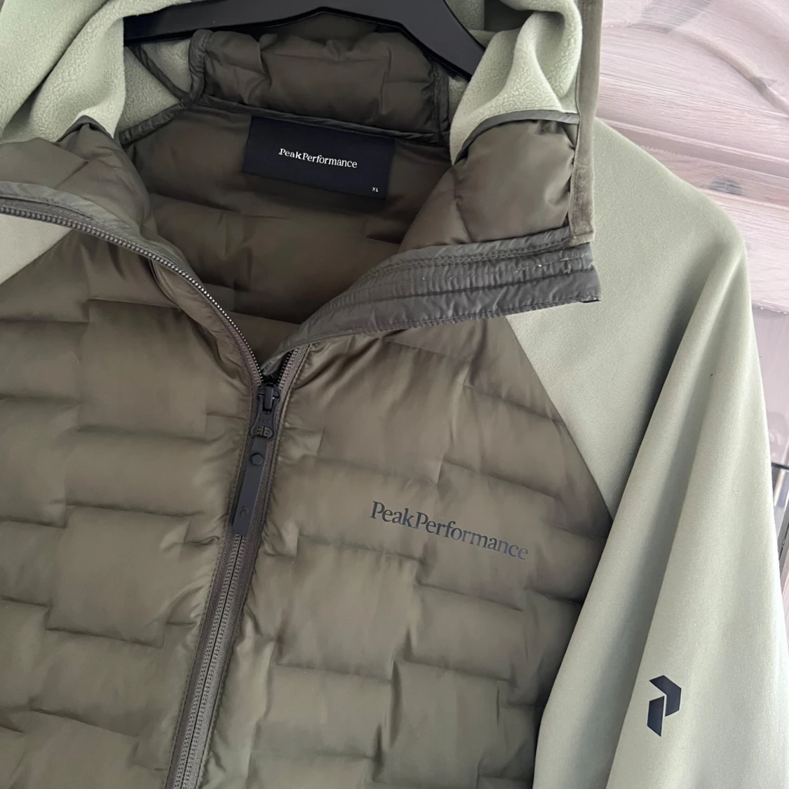 Grön hybridjacka med huva från Peak Performance - 1