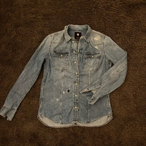 Distressed jeansskjorta från Gstar raw  - Riktigt det distressed jeansskjorta från Gstar raw. Storlek M men enligt mig sitter den som S. 