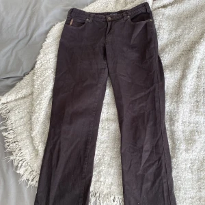 Armani - Bruna Armani jeans, size 33. Straight fit skulle jag säga och passa mig perfekt som brukar ha runt 32 i midjan och längd 34. Jag är 191 cm lång.. Inga konstigheter hör av er för frågor 
