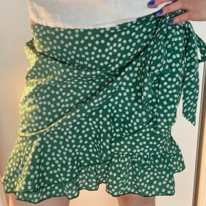 Blommig kjol! - Så fin, perfekt nu inför sommaren!😊Står ingen storlek men skulle säga att den passar stlk S!