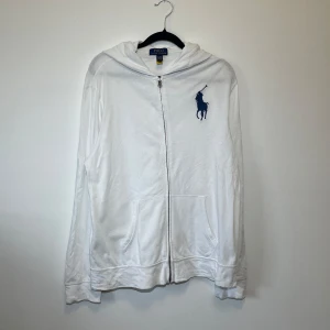 Ralph lauren zip hoodie  - Ralph Lauren || skick 4/10 || storlek barn XL motsvarar herr XS/S || garanterad äkthet || pris kan diskuteras vid snabb affär!