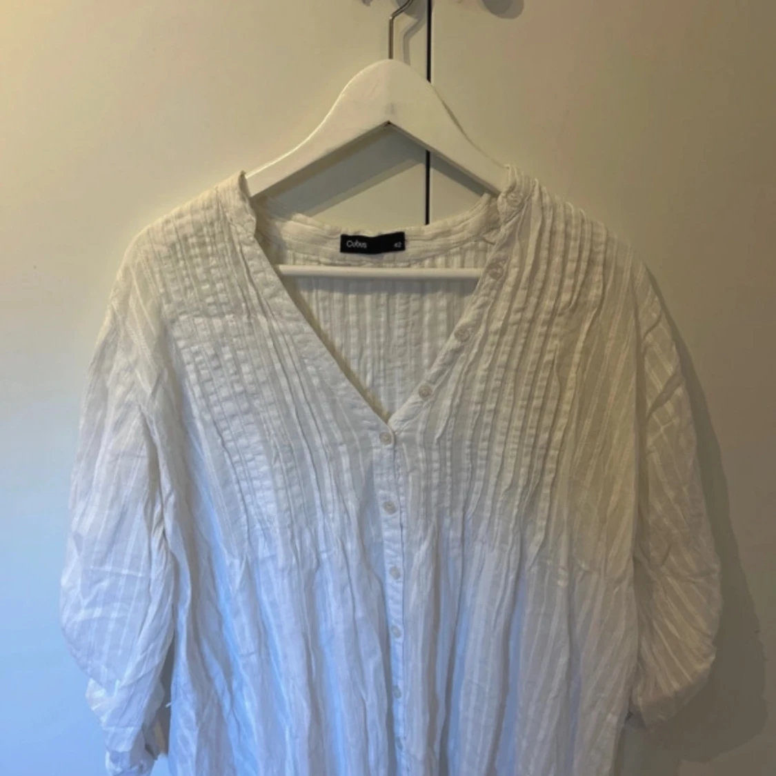 Vit blus med knappar från Cubus