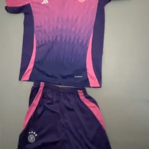 Tysklands fotbollströja och shorts i rosa och lila - Säljer ett matchande set med Tysklands fotbollströja och shorts från Adidas. Tröjan är kortärmad och har en snygg övergång från rosa till lila med rosa detaljer. Adidas-logga och Tysklands landslagsemblem på bröstet.