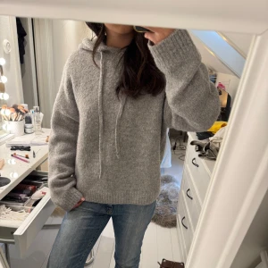 Stickad hoodie - Såå himla gosig stickad hoodie i en oversized modell!! Perfekt layering på en svalare vår/sommarkväll😍💕 Köptes nyligen men endast använd 1-2 gånger, säljer då jag verkligen måste rensa!! Säljer en likadan marinblå😇