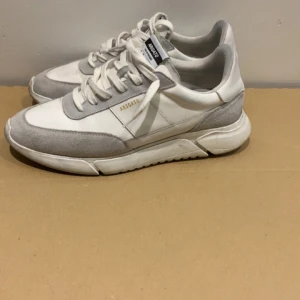 Arigato skor - Axel Arigato genesis vintage runners i storlek 42. Skorna är i mycket bra skick