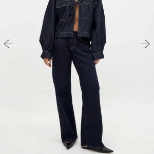 Mörkblå jeans  - Super snygga jeansen från NA-KD, nyköpta som är super bekväma och passar till allt💕💕